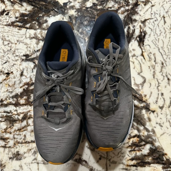 Hoka’s max air cushion 11D. Like new - Picture 2 of 5